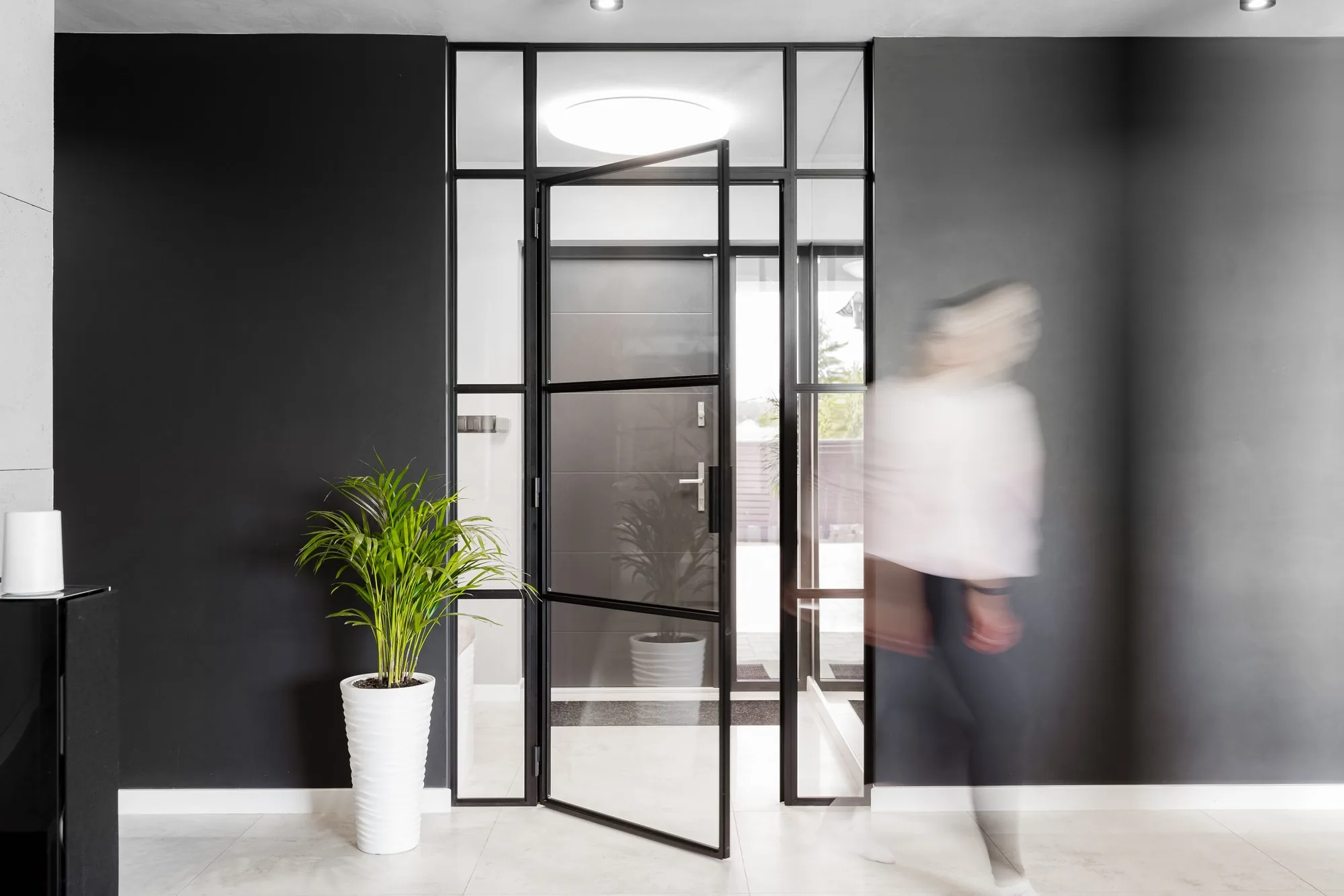Fixed glass partition in an aluminium frame
